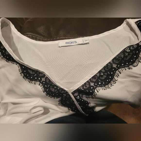 Ricki's white blouse - Picture 3 of 3